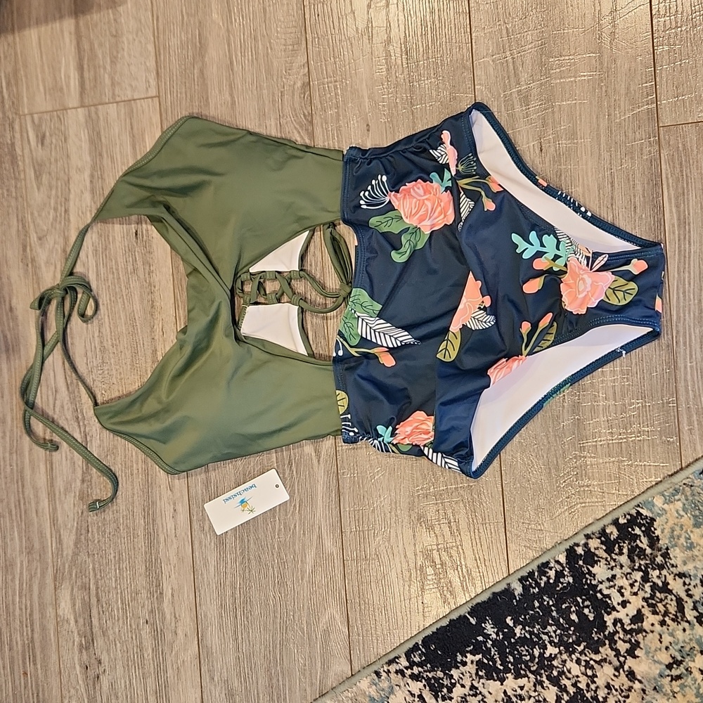 NWOT Beachsissi Women's sz M One piece Swimsuit w/neck tie & bra pads